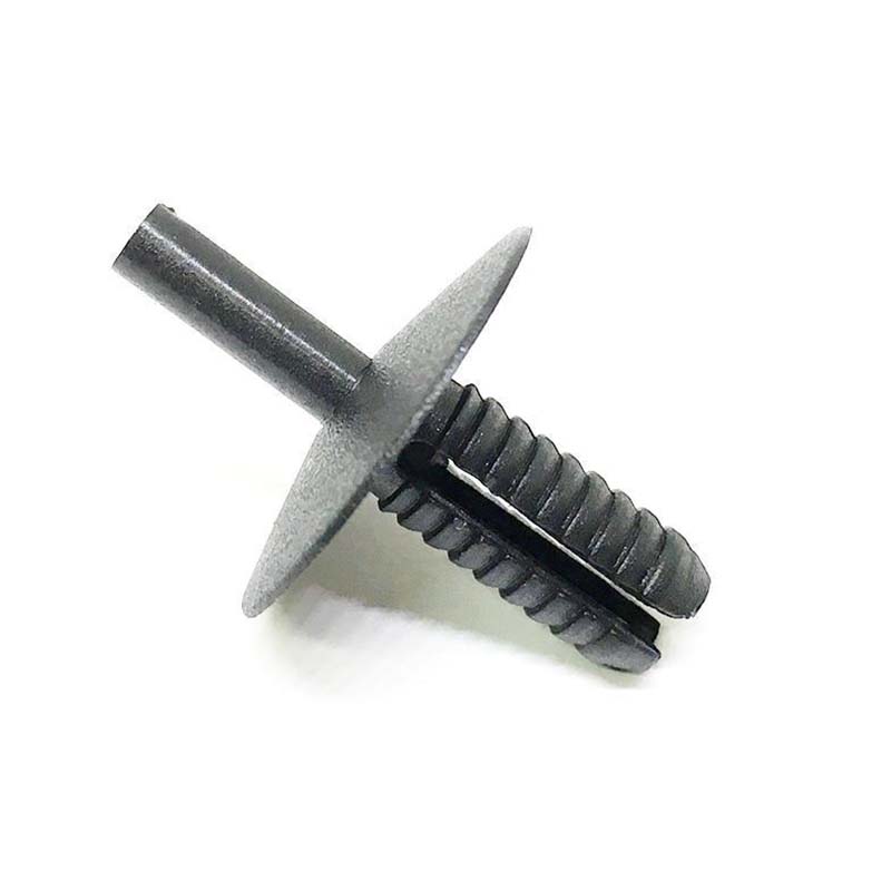 রিভেট ক্লিপ প্রসারিত করা হচ্ছে