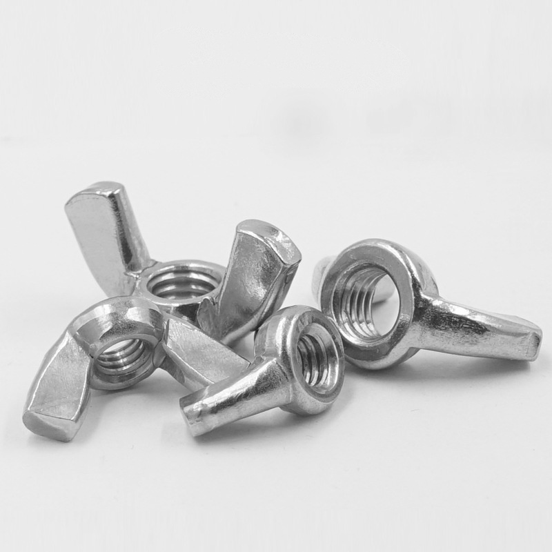 বৃত্তাকার উইংস সঙ্গে উইং বাদাম